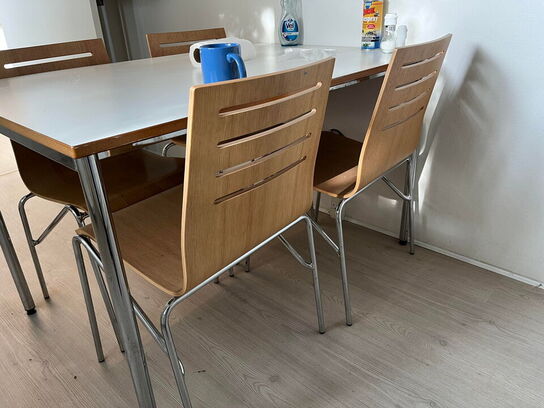 Spisebord med 4 stk. stole