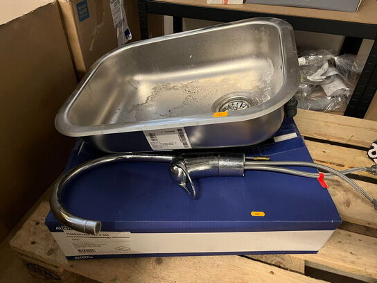 Køkkenvask og vandhane