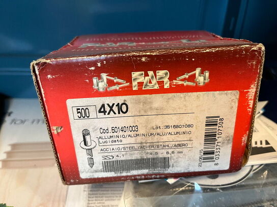 Reol med div. værktøj og tilbehør