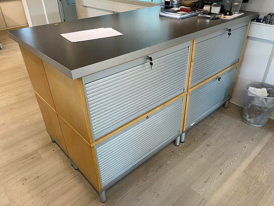 Arbejdsbord med reoler