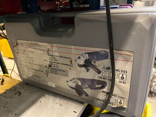 Reol med div. værktøj og tilbehør