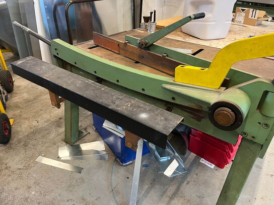 Pladesaks, pladebukker og arb.bord med indhold