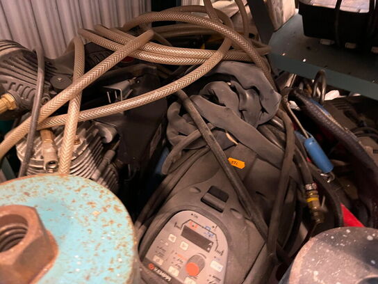 Reol med div. værktøj og tilbehør