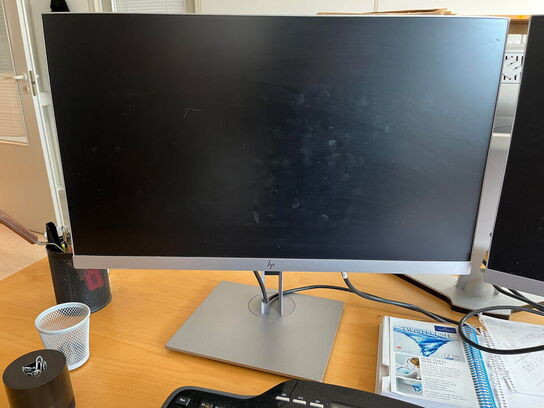 El. hæve/sænke skrivebord, 2 stk. reoler og kontorstol