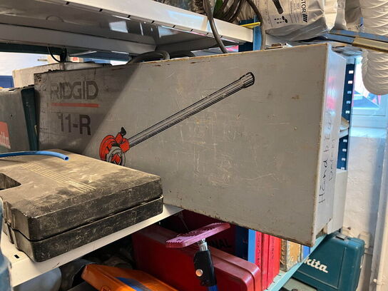 Reol med div. værktøj og tilbehør