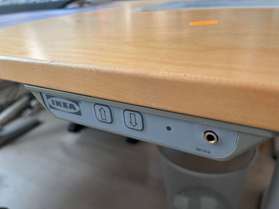 El. hæve/sænke skrivebord, 2 stk. reoler og kontorstol