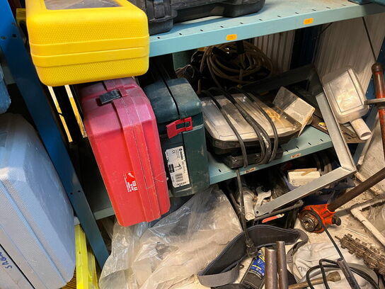 Reol med div. værktøj og tilbehør