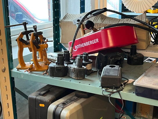 Reol med div. værktøj og tilbehør