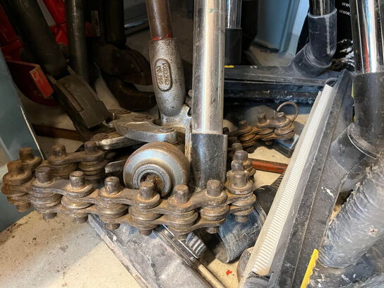 Reol med div. værktøj og tilbehør