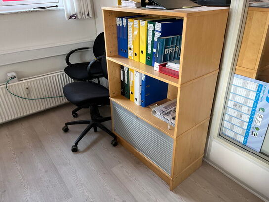 2 stk. kontorstole samt reol 