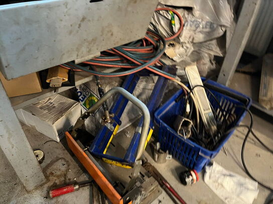 2 stk. borde med indhold