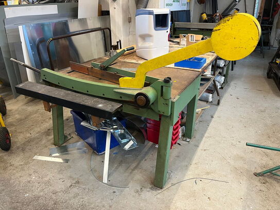 Pladesaks, pladebukker og arb.bord med indhold