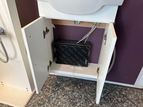 Vask med skab, udstillingsmodel