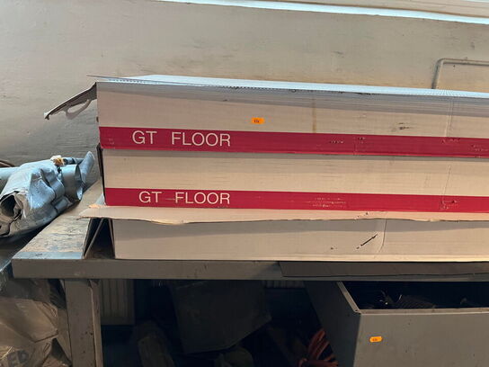 2 stk. borde med indhold