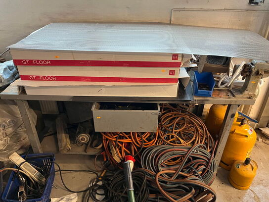 2 stk. borde med indhold