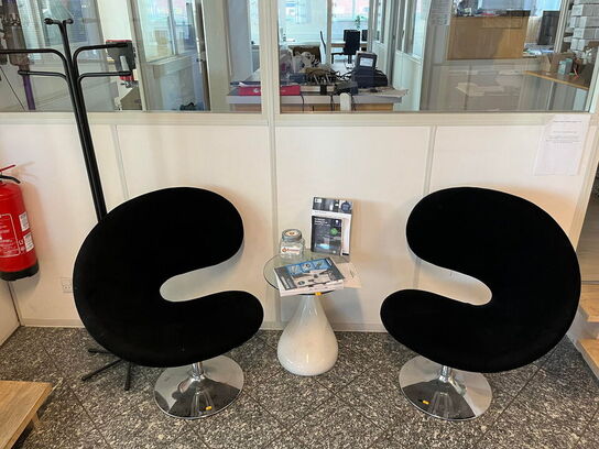 2 stk. lænestole samt bord og stumtjener