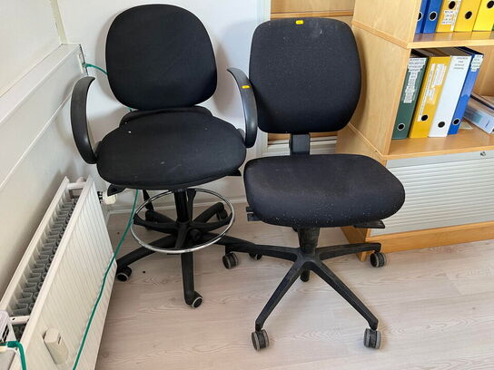 2 stk. kontorstole samt reol 