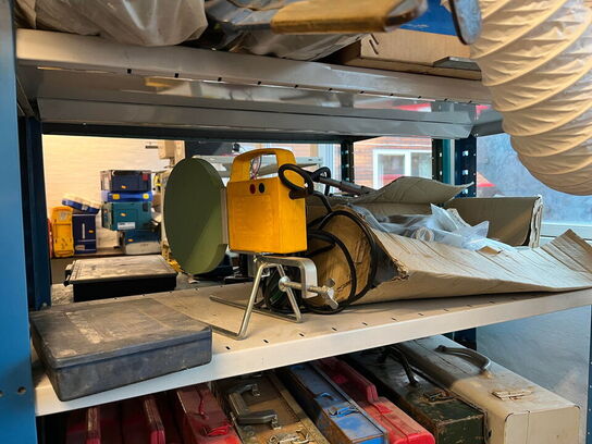 Reol med div. værktøj og tilbehør