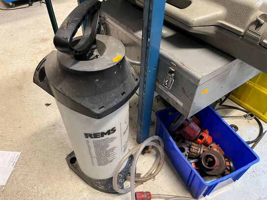 Reol med div. værktøj og tilbehør