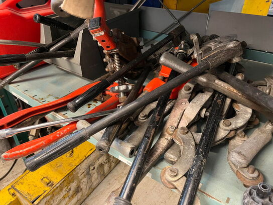 Reol med div. værktøj og tilbehør