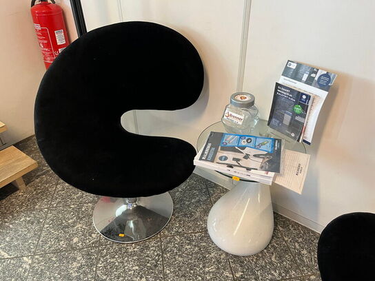 2 stk. lænestole samt bord og stumtjener