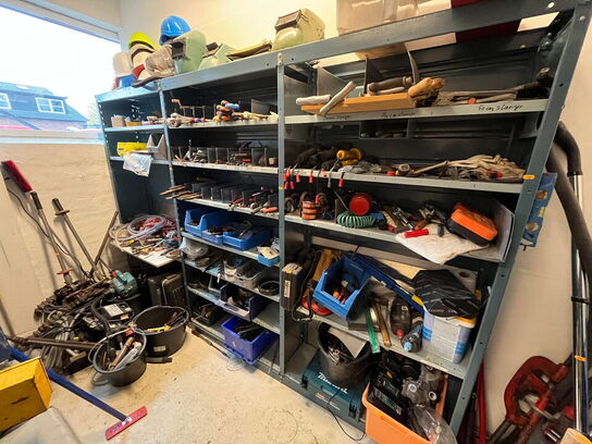 Reol med div. værktøj og tilbehør