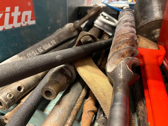 Reol med div. værktøj og tilbehør