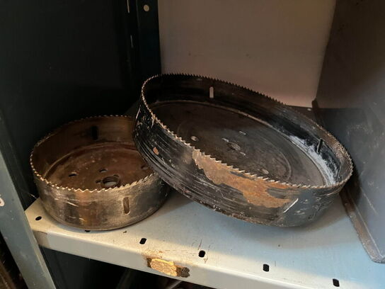 Reol med div. værktøj og tilbehør