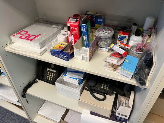 3 stk. reoler med indhold