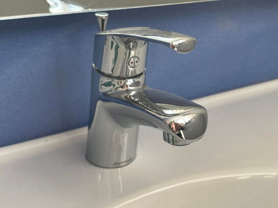 Vask med skab, udstillingsmodel