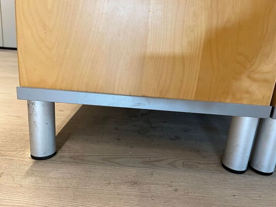 Arbejdsbord med reoler