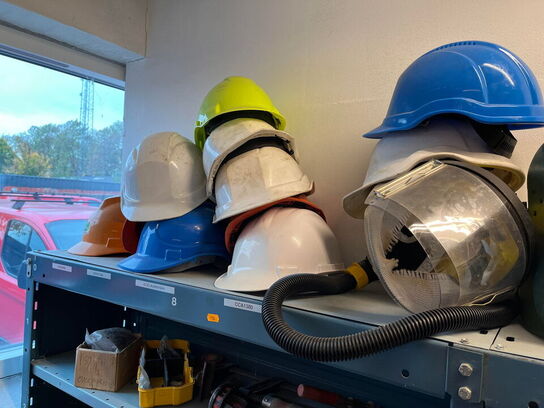 Reol med div. værktøj og tilbehør