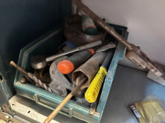 Reol med div. værktøj og tilbehør