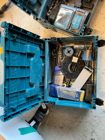 2 stk. kasser med indhold