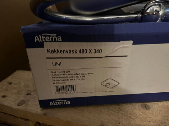 Køkkenvask og vandhane