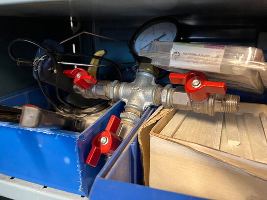 Reol med div. værktøj og tilbehør