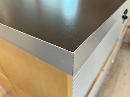 Arbejdsbord med reoler