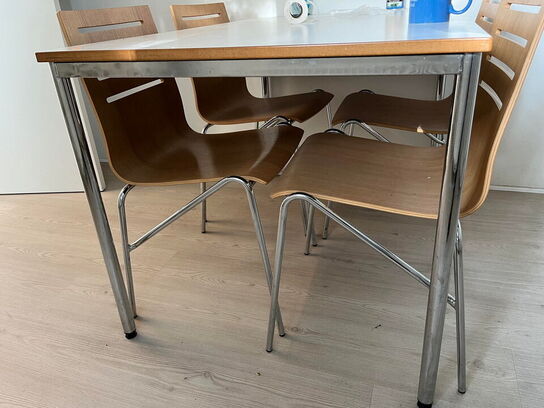 Spisebord med 4 stk. stole