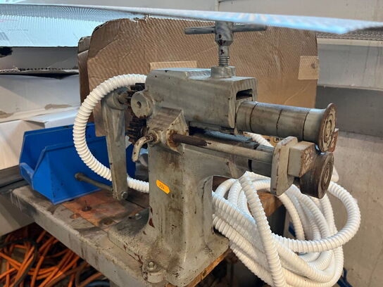 2 stk. borde med indhold