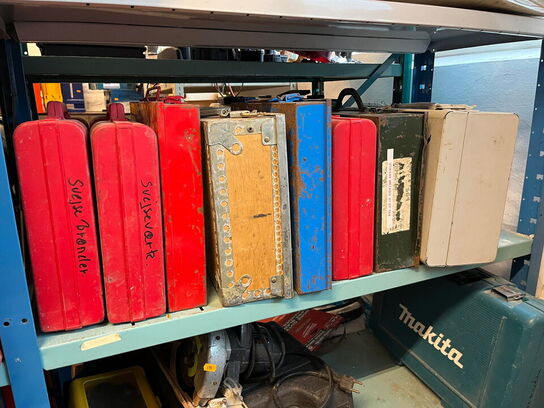 Reol med div. værktøj og tilbehør