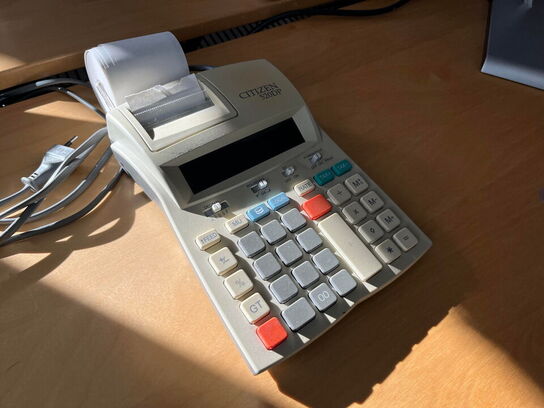 El. hæve/sænke skrivebord, 2 stk. reoler og kontorstol