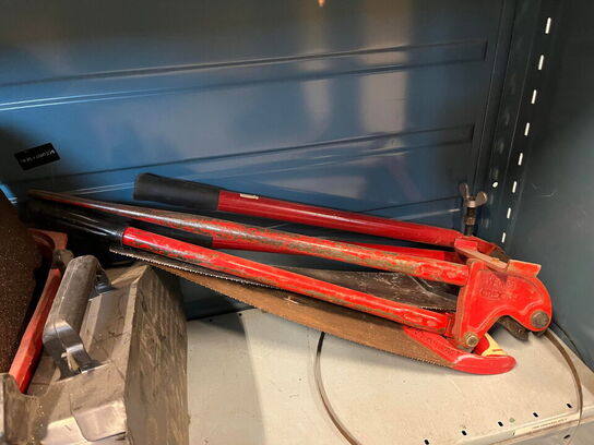 Reol med div. værktøj og tilbehør