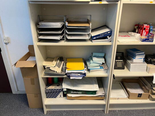 3 stk. reoler med indhold