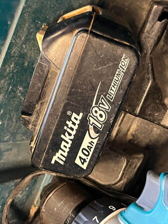 2 stk. kasser med indhold