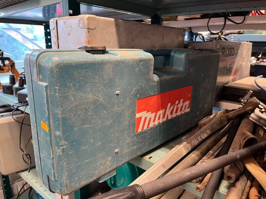 Reol med div. værktøj og tilbehør