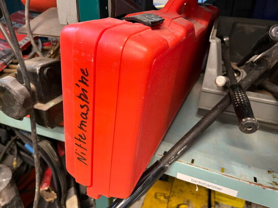 Reol med div. værktøj og tilbehør