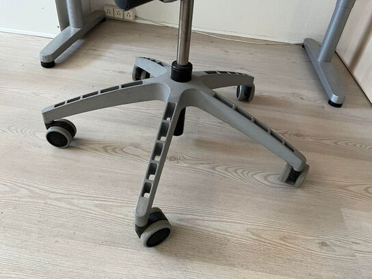 Skrivebord, stol og reol