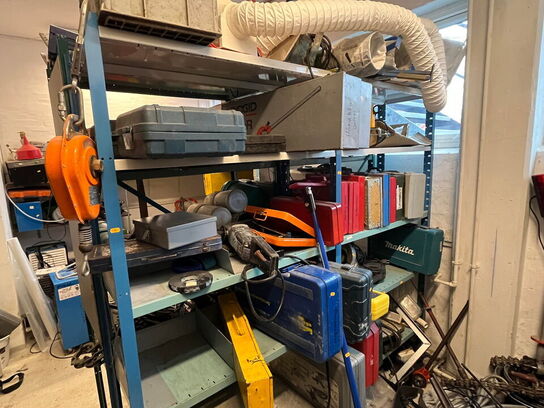 Reol med div. værktøj og tilbehør