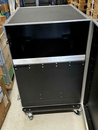 Flighcase / Transportkasse mål: 128 x 95 x 78 cm