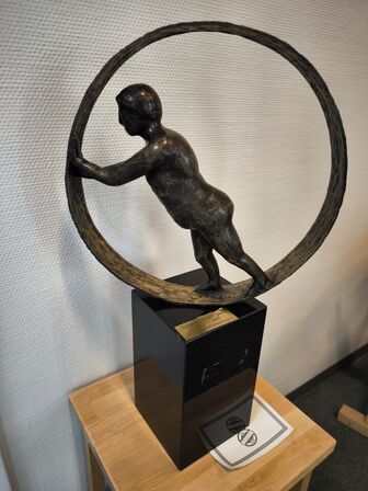 Bronzefigur PALLE MERNILD "HOLDE HJULENE I GANG"